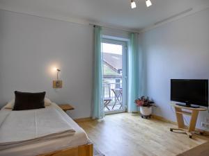 TV a/nebo společenská místnost v ubytování Hotel Donau-Ries