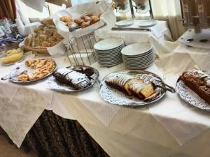 モンテジルヴァーノにあるGrand Eurhotelの食べ物とペストリーをトッピングしたテーブル