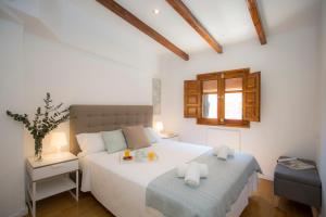 バレンシアにあるSingularStays Quevedoのベッドルーム(大きな白いベッド1台、窓付)