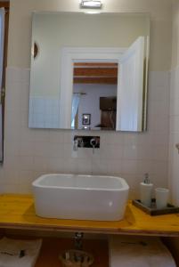 baño con bañera blanca grande y espejo en B&B Lo Straniero, en Rivello