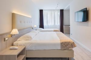 Łóżko lub łóżka w pokoju w obiekcie Hotel Delfino Venezia Mestre
