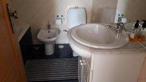 łazienka z umywalką i toaletą w obiekcie Apartment in Portela near the Airport w Lizbonie
