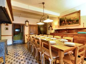 Very authentic Ardennes house في Paliseul: غرفة طعام مع طاولة وكراسي خشبية