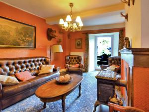 sala de estar con sofá y mesa en Very authentic Ardennes house, en Paliseul