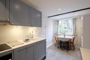 eine Küche mit Tisch und ein Esszimmer in der Unterkunft Pear Tree Cottage in Aldeburgh