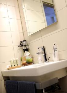 uma casa de banho com um lavatório e um espelho em Hotel Restaurant zum Schlossberg em Wadern