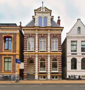 un grande edificio con biciclette parcheggiate di fronte di Loft 6 kingsize apartment 2-4persons with great kitchen a Groninga (Groningen)