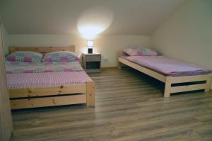 sypialnia z 2 łóżkami i stołem z lampką w obiekcie Domki Letnia Mielenko w mieście Mielno