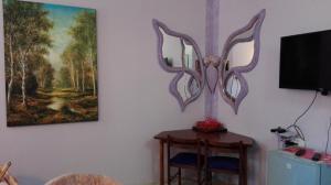 una habitación con una pintura en la pared y una mesa en Domskazka en Bruchim Qela' Alon