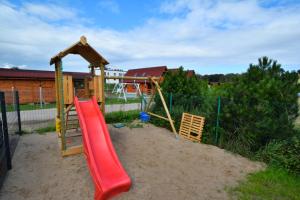 Kawasan permainan kanak-kanak di Domki Letnia Mielenko