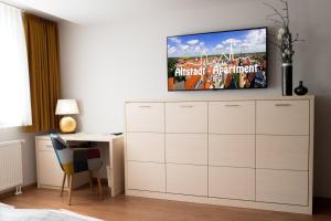 Schlafzimmer mit einem TV auf der Kommode in der Unterkunft Altstadt-Apartment in Freiberg