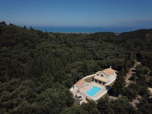 - une vue aérienne sur une maison avec une piscine dans l'établissement Villa Fedrita, à Acharavi