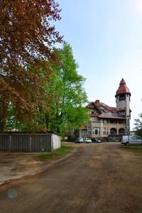 a large house with a car parked in a driveway at Villa Ephraim in Görlitz +10 photos