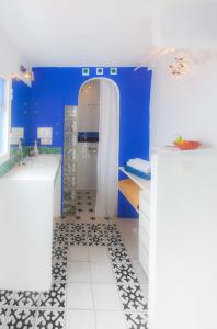 a blue bathroom with two sinks and a shower at La Estrella de Tarifa in Tarifa