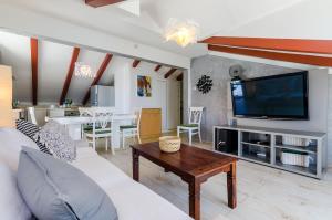 Televízia a/alebo spoločenská miestnosť v ubytovaní Apartment Lukas Dubrovnik