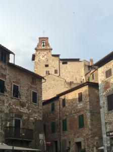 een gebouw met een klokkentoren erop bij Civicouno Campiglia in Campiglia Marittima