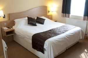 
A bed or beds in a room at The Queensgate Hotel
