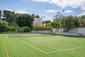 um campo de ténis em frente a uma casa em Amoredimare B&B in Villa em Polignano a Mare