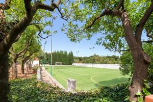 un campo da tennis in un parco alberato di Amoredimare B&B in Villa a Polignano a Mare