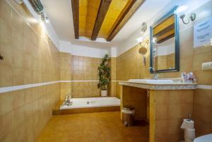 a bathroom with a bath tub and a sink at Hostal Nuevo Milán I in San Clemente