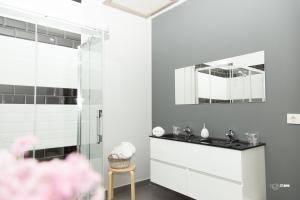 a bathroom with a shower and a sink at Apartamentos Dacris in Jerte
