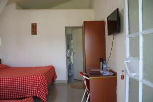 Televízia a/alebo spoločenská miestnosť v ubytovaní Sandai Resort Lake Baringo