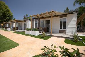 une maison avec une terrasse et une maison dans l'établissement Camping Los Llanos, à Dénia