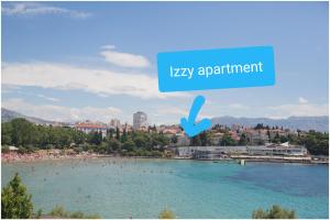 vista su una spiaggia con persone in acqua di Izzy apartment a Spalato (Split)