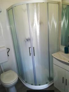 Kylpyhuone majoituspaikassa Apartments Brodarica