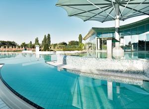 Therme Laa Hotel Silent Spa Villas内部或周边的泳池