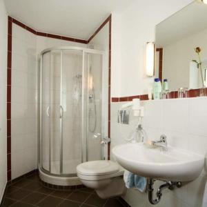 y baño con ducha, aseo y lavamanos. en Pension Landhaus Hochfeld, en Zwiesel