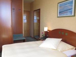 Postel nebo postele na pokoji v ubytování Hôtel du Port