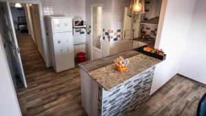 A kitchen or kitchenette at Apartamento Nuevo con Encanto