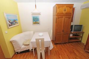 Televízia a/alebo spoločenská miestnosť v ubytovaní Studio Kotiska Makarska