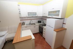 Kuchyňa alebo kuchynka v ubytovaní Studio Kotiska Makarska