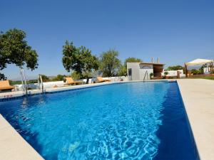 ein großes Schwimmbecken mit blauem Wasser in der Unterkunft Hotel Cortijo del Arte - Caminito del Rey in Pizarra + 80 Fotos