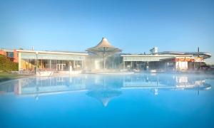 塔亚河畔拉镇Therme Laa Hotel Silent Spa Villas的大楼前方的一大片蓝色海水
