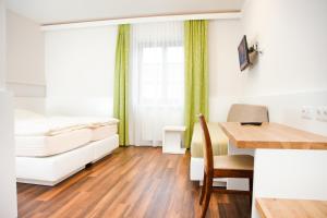 Rúm í herbergi á Gasthof Pack "Zur Lebing Au"
