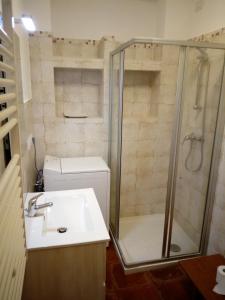 uma casa de banho com um chuveiro, um WC e um lavatório. em BB Fonterrante em Monterubbiano