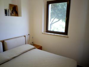MonterubbianoにあるBB Fonterranteのベッドルーム(ベッド1台、窓付)