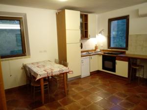 uma cozinha com uma mesa e uma bancada em BB Fonterrante em Monterubbiano