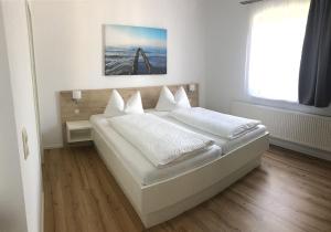 A bed or beds in a room at "Villa Seute Deern" Trassenheide, Familie Meutzner