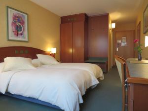 Postel nebo postele na pokoji v ubytování Hôtel du Port