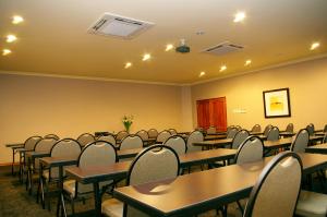 una sala conferenze con tavoli e sedie di Protea Hotel by Marriott Harrismith Montrose a Harrismith