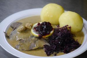 Jídlo v penzionu – hostince nebo okolí + 4 fotografie