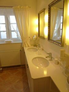 ティンヌムにあるHaus-Sonnenscheinのバスルーム(洗面台2台、鏡付)