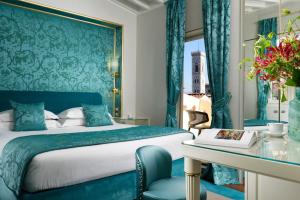Posteľ alebo postele v izbe v ubytovaní San Firenze Suites & Spa