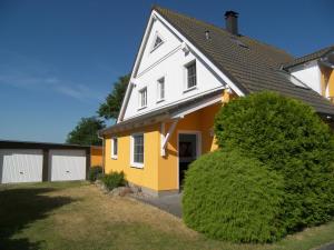 トラッセンハイデにあるFerienwohnung Trassenheideの黄白の家屋