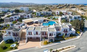 uma vista aérea de uma villa num resort em Naxos Palace Hotel em Stelida