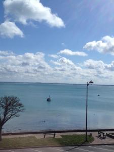 un barco en medio de un gran cuerpo de agua en Le Querrien, en Cancale